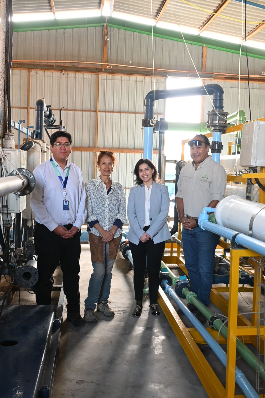 Hiromichi y Sandra junto a Anselmo Eduardo Peiñan, subdirector de Impulso a la Innovación (a la izquierda) y Jocelyn Olivari (de chaqueta gris).