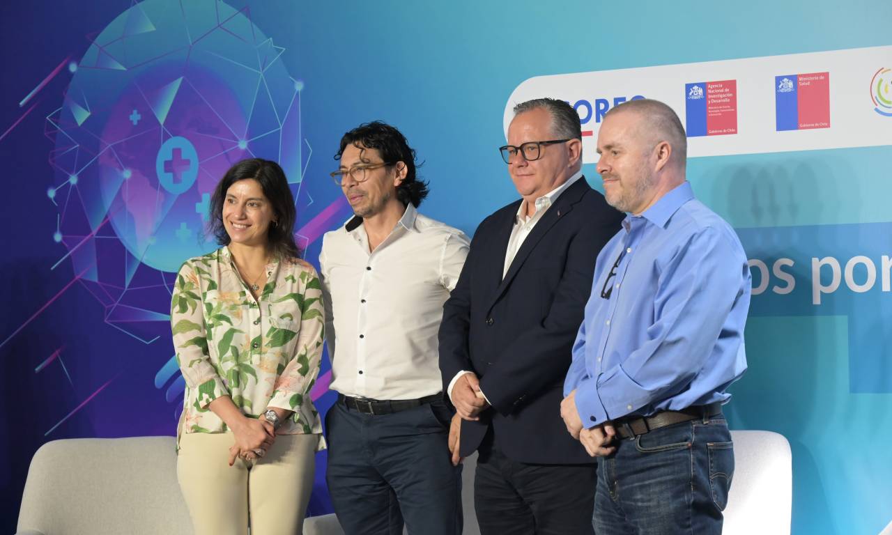 Jocelyn Olivari, junto a los participantes del conservatorio de salud y soluciones tecnológicas.