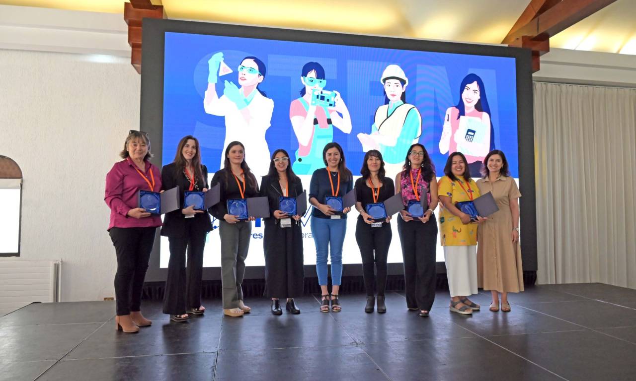 Jocelyn Olivari y ocho de las mujeres líderes de empresa que recibieron un reconocimiento durante el evento "ST8M, Mujeres Innovadoras".