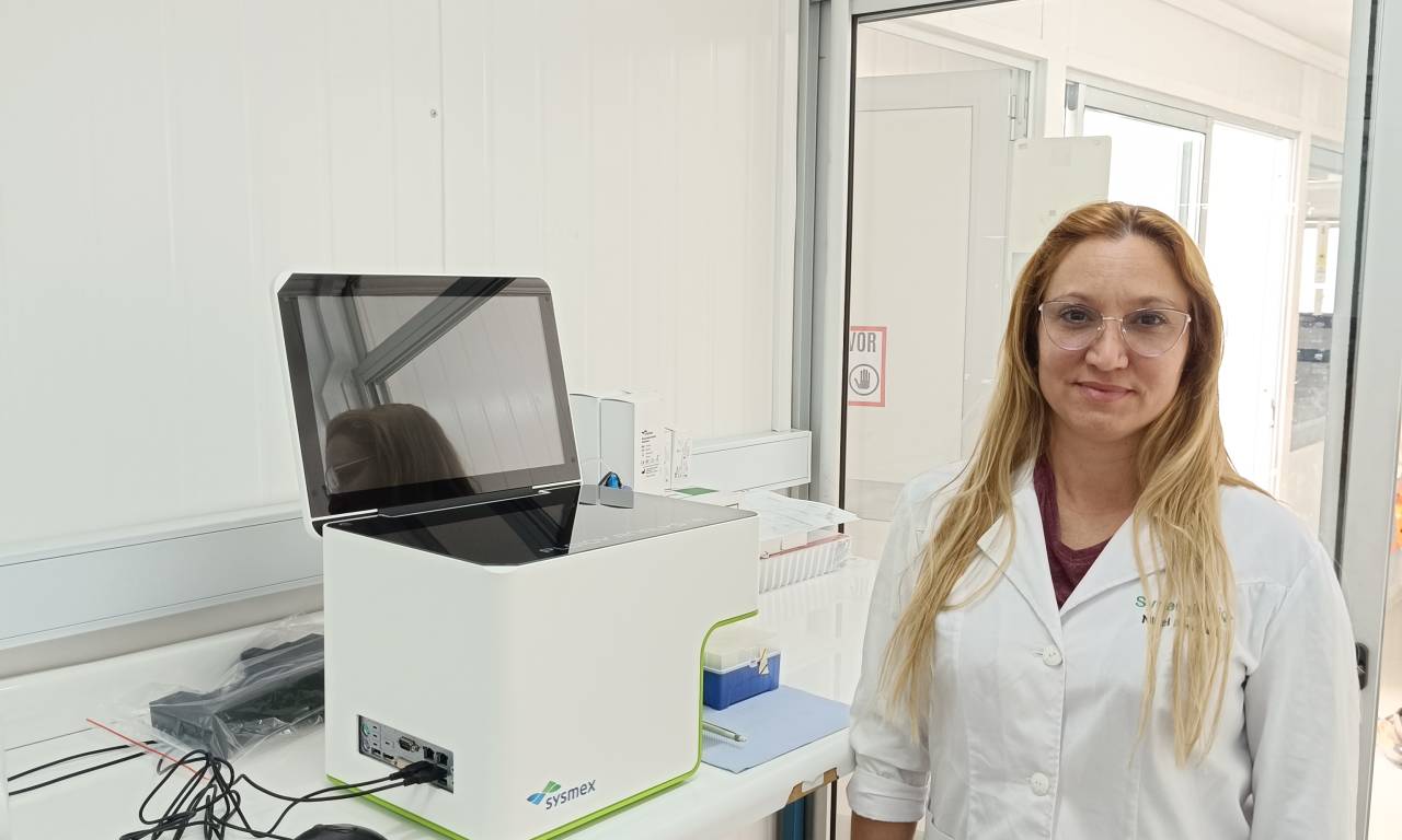 La cubana Ninel Peralta, Máster en Biotecnología, en el laboratorio de SynergiaBIO.