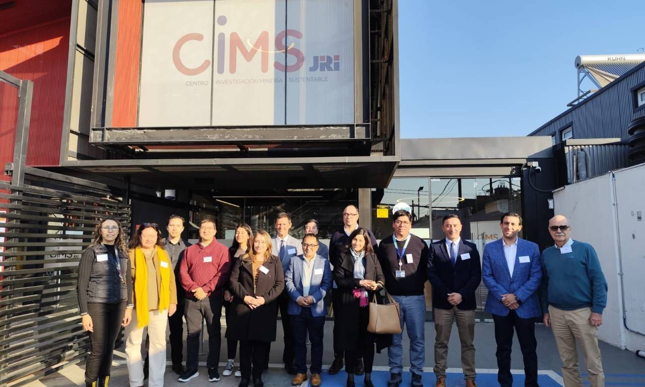 El equipo de la Gerencia de Innovación de Corfo durante la visita al el Centro de Investigación en Minería Sustentable (CIMS JRI).