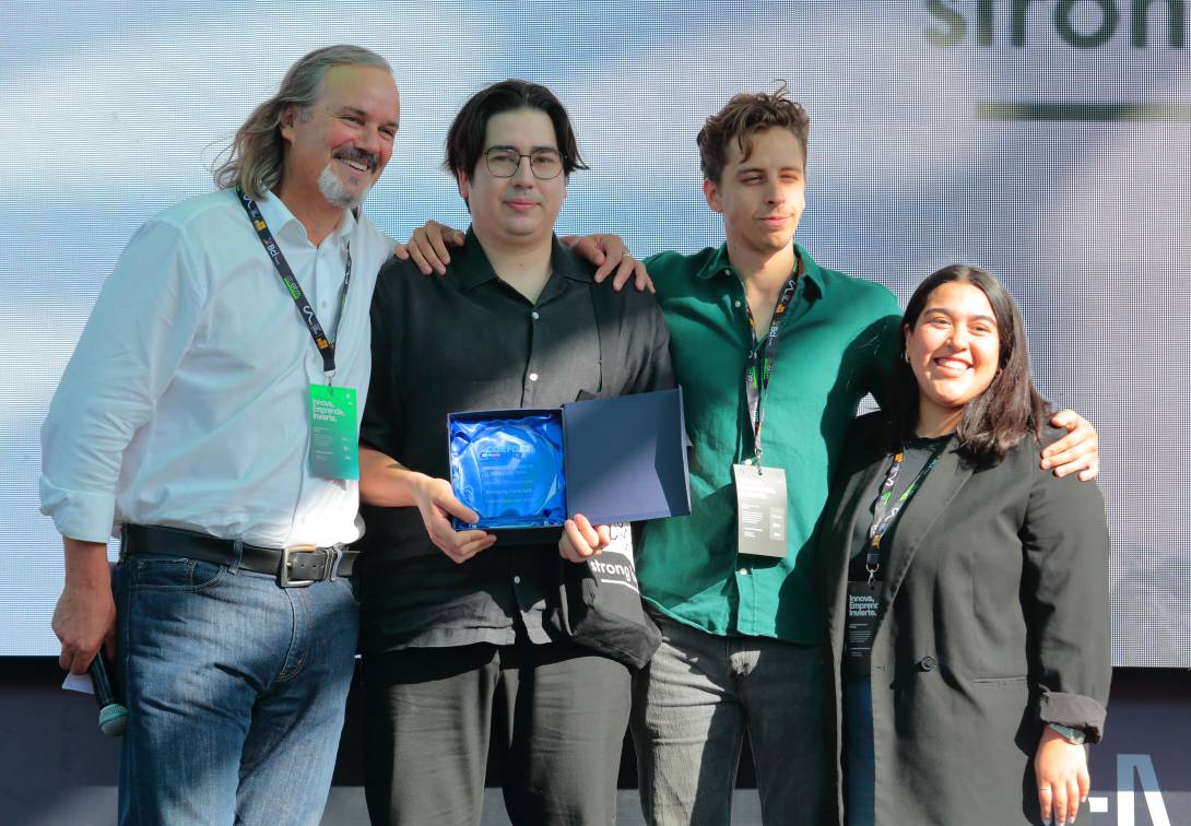 José Miguel Benavente, vicepresidente ejecutivo de Corfo (a la izquierda), junto al equipo de Strong by Form.