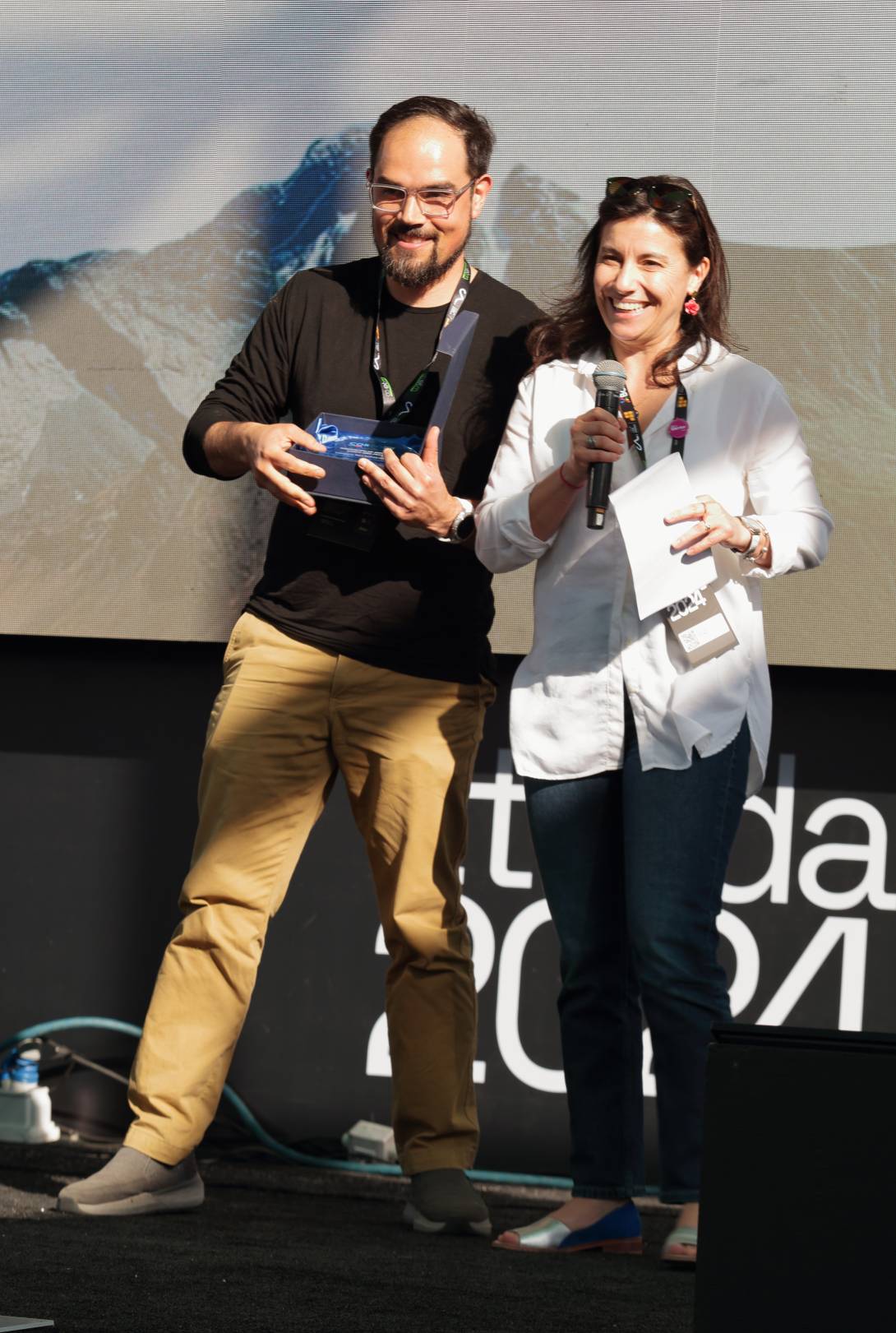 Jocelyn Olivari, gerenta de Innovación de Corfo, durante la entrega del premio al representante de la empresa Kinamics.