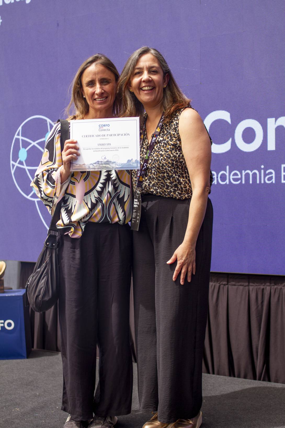 María José García, subdirectora de Transferencia de Conocimiento del Instituto Nacional de Propiedad Industrial (Inapi), durante la entrega de uno de los diplomas de graduación para los beneficiarios de InnovaChile.