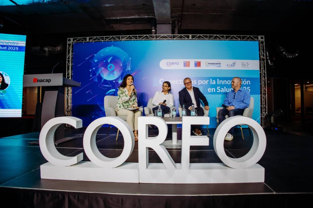 Jocelyn Olivari, gerenta de Innovación, durante la realización de un panel conversatorio en el evento “Conectados por la Innovación en Salud”.