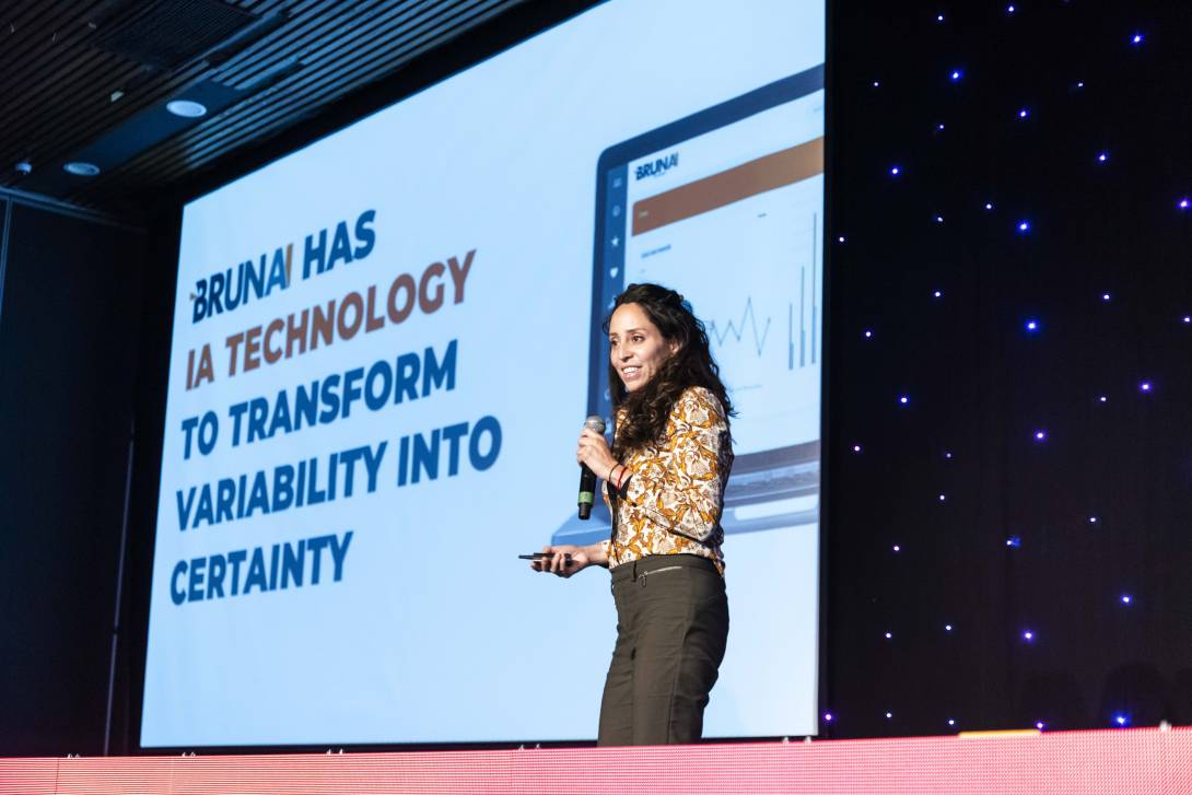 Madeleine Valderrama durante una exposición en un evento sobre tecnología.