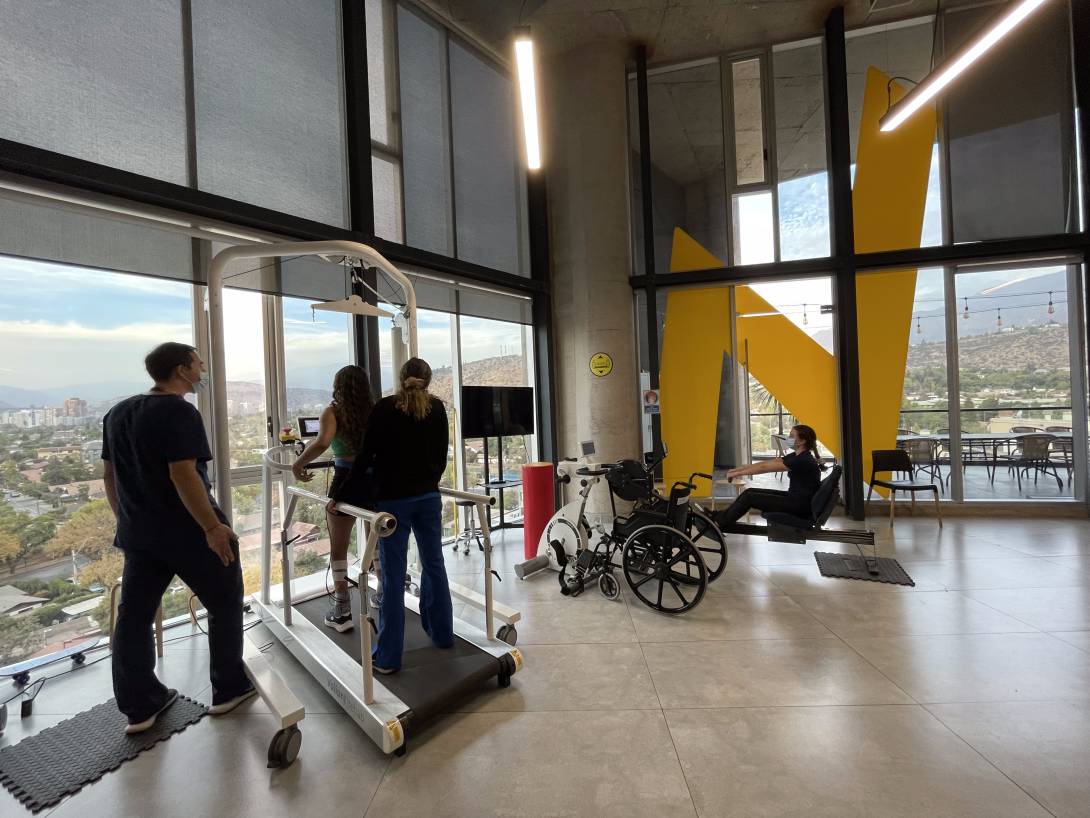 Mientras que la rehabilitación tradicional sigue centrada en sesiones presenciales con limitaciones importantes como accesibilidad, costos y baja adherencia, "nosotros ofrecemos un método estructurado, tecnológico y remoto", resalta Moisés Campos.